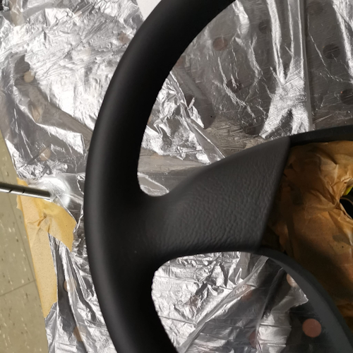 Lederlenkrad eines BMW nach der Aufbereitung