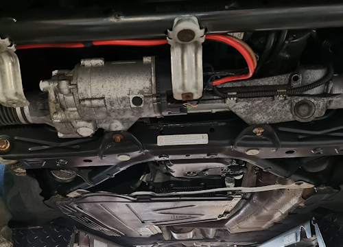 Motorraum eines BMW nach der Aufbereitung mit Trockeneis