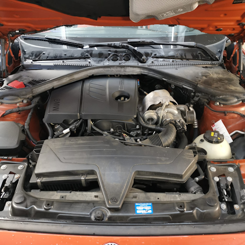 Motorraum eines BMW vor der Aufbereitung mit Trockeneis